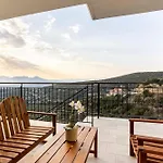 Martinia Pool Getaways - Majestic Panoramic Views Apartment